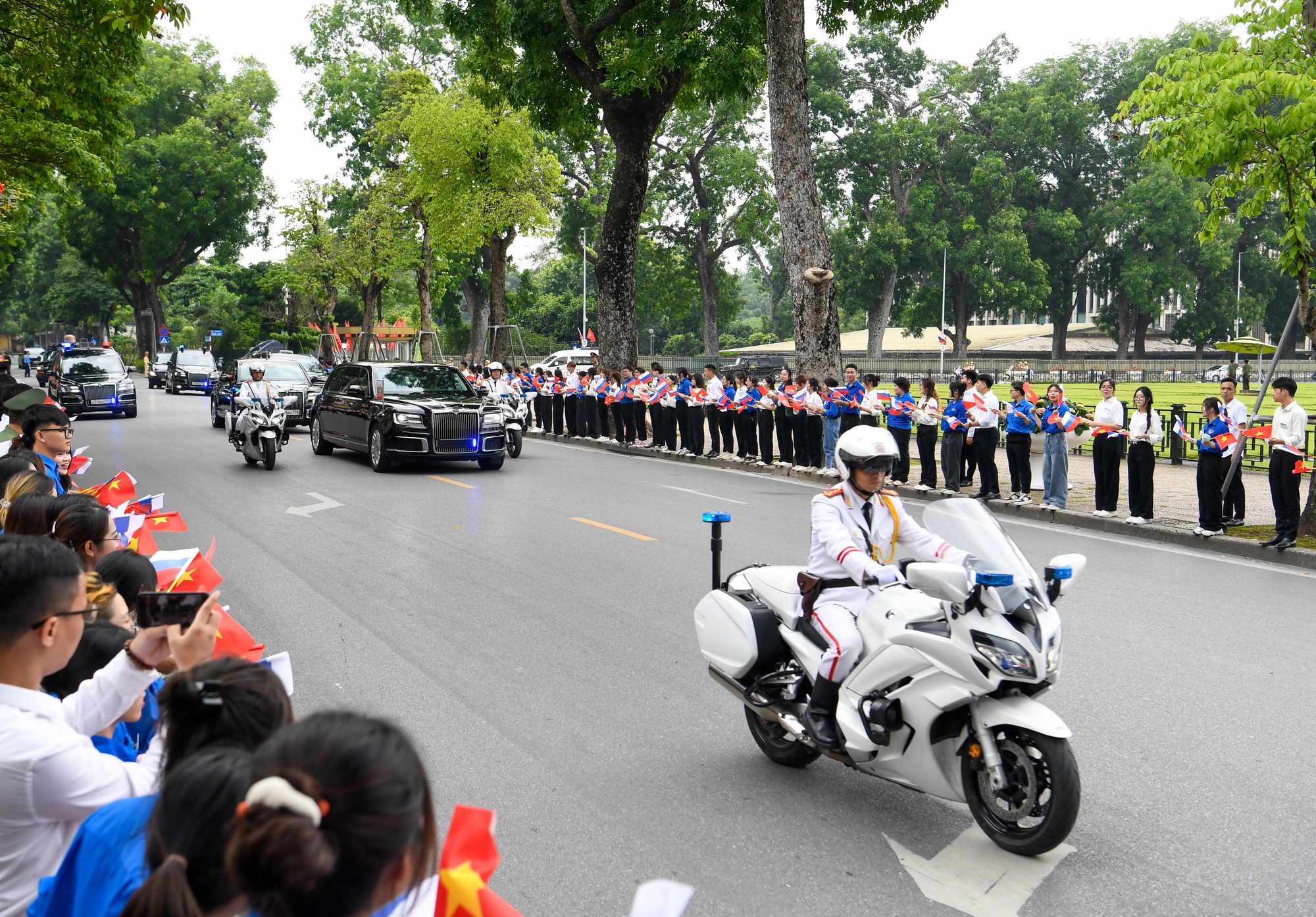 Hơn 20h Tổng Thống Nga Putin ở Hà Nội: Những hình ảnh đặc biệt hiếm có trên đường phố Thủ đô- Ảnh 5.