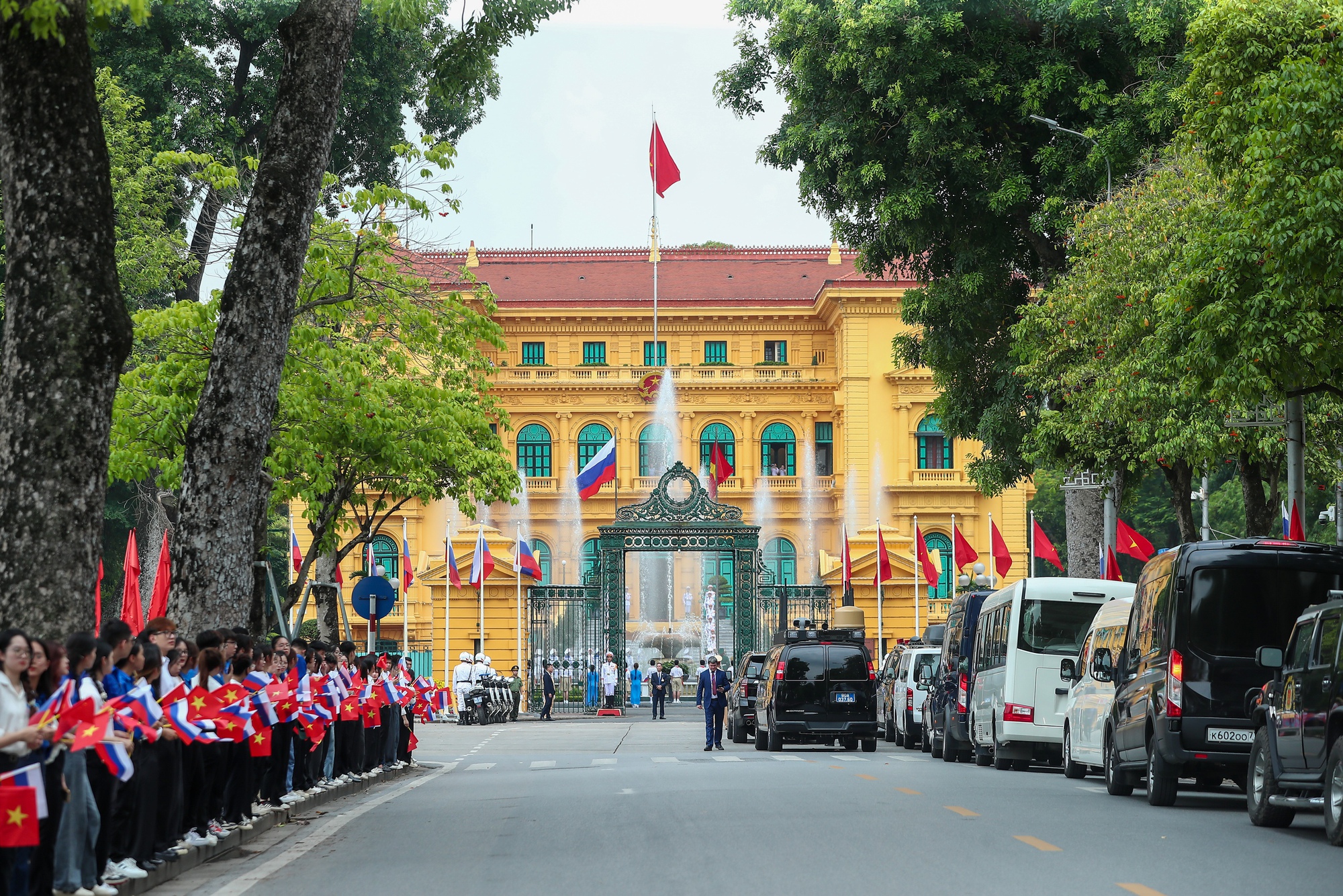 Hơn 20h Tổng Thống Nga Putin ở Hà Nội: Những hình ảnh đặc biệt hiếm có trên đường phố Thủ đô- Ảnh 12.