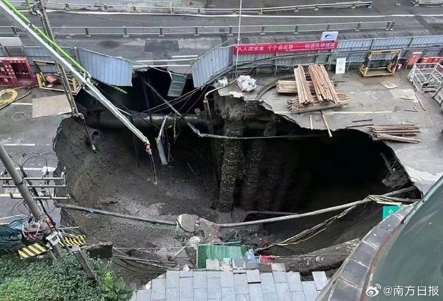 Trung Quốc: Sập công trình xây ga tàu điện ngầm làm xuất hiện hố tử thần- Ảnh 2.