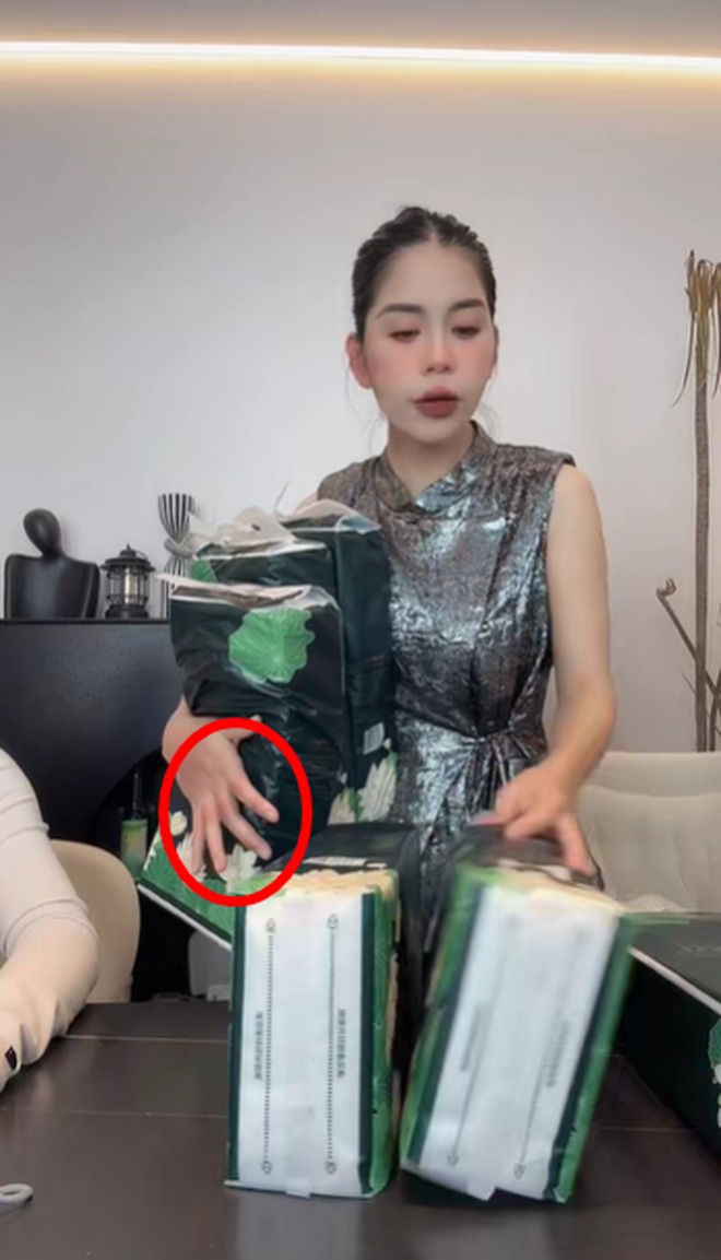 Hằng Du Mục chia sẻ về vết bầm trên cơ thể ẩn ý đây không phải lần đầu, chồng xác nhận xảy ra xô xát- Ảnh 1.