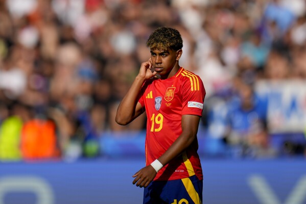 Là "thần đồng bóng đá", nhưng cầu thủ 16 tuổi của Tây Ban Nha vẫn phải làm điều này vào mỗi đêm khi đến EURO: Học sinh hiểu lắm!- Ảnh 3.