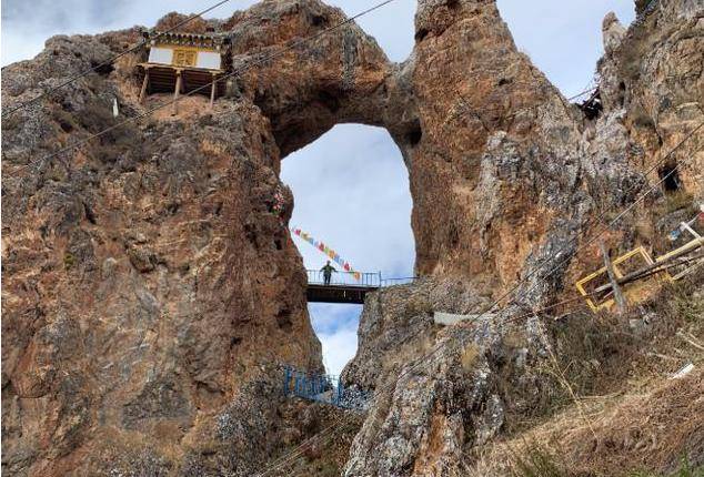Ngôi chùa bí ẩn nhất Trung Quốc, treo lơ lửng trên vách đá cao 4.800 m, đã tồn tại hàng nghìn năm!- Ảnh 3.
