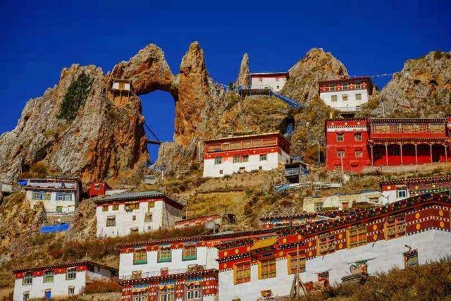 Ngôi chùa bí ẩn nhất Trung Quốc, treo lơ lửng trên vách đá cao 4.800 m, đã tồn tại hàng nghìn năm!- Ảnh 1.