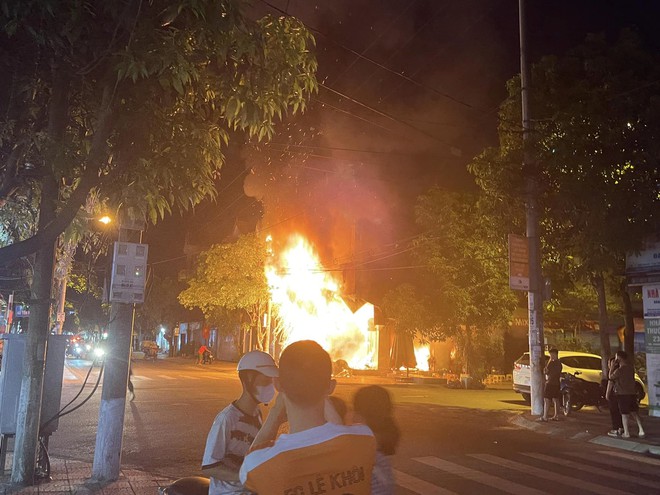 Cửa hàng MIXUE ở Hà Tĩnh bốc cháy ngùn ngụt kèm tiếng nổ, nhiều đồ đạc bị thiêu rụi- Ảnh 2.