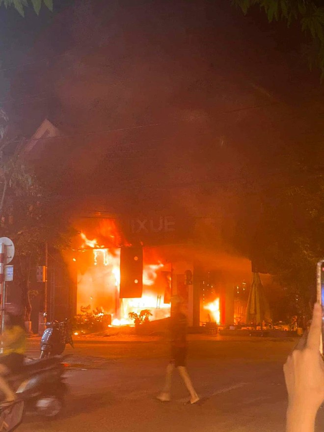 Cửa hàng MIXUE ở Hà Tĩnh bốc cháy ngùn ngụt kèm tiếng nổ, nhiều đồ đạc bị thiêu rụi- Ảnh 3.