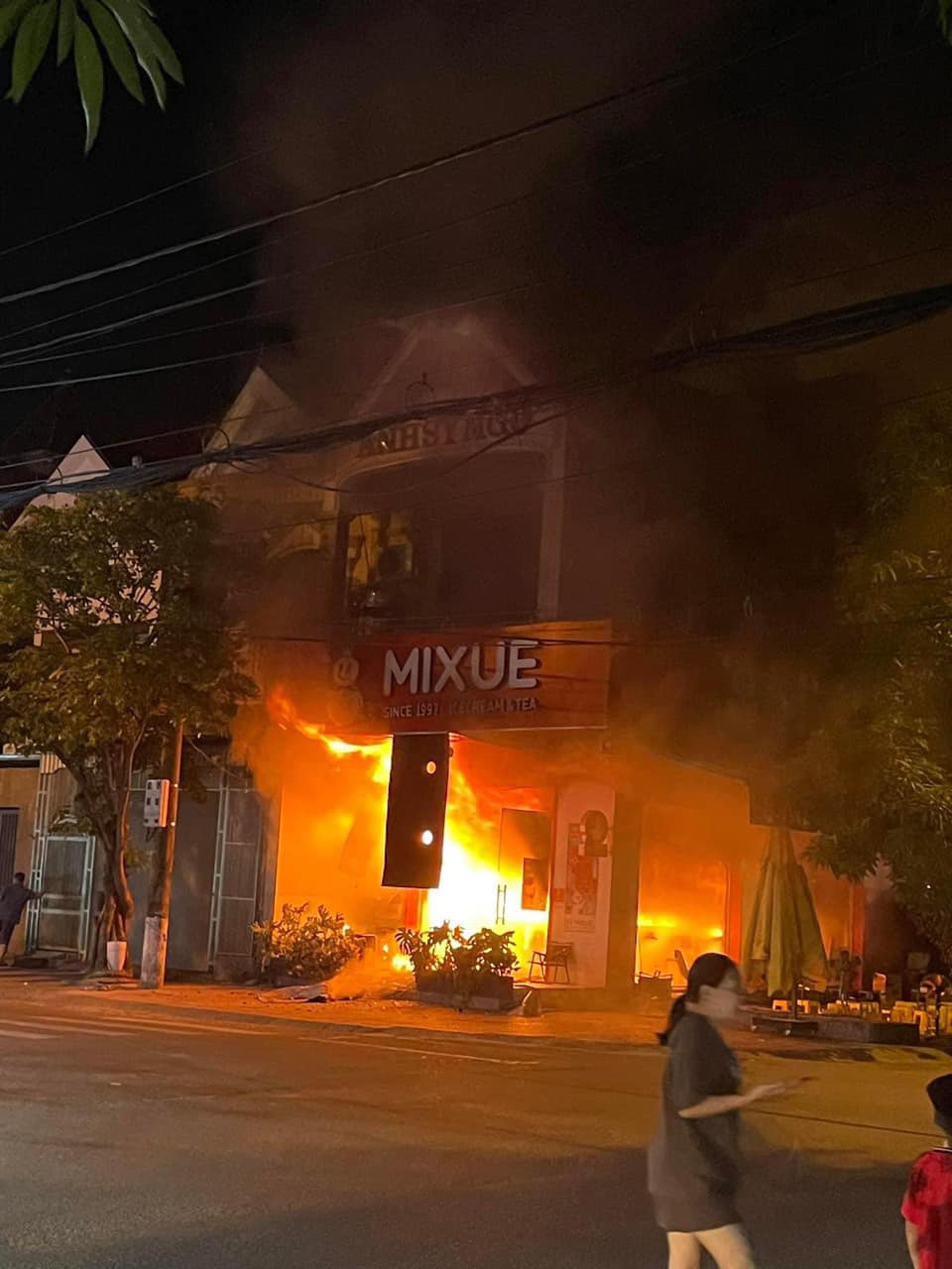 Cửa hàng MIXUE ở Hà Tĩnh bốc cháy ngùn ngụt kèm tiếng nổ, nhiều đồ đạc bị thiêu rụi- Ảnh 1.