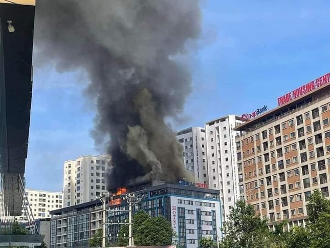 Cháy chung cư ở Bắc Ninh, khói bốc cao hàng chục mét- Ảnh 1.