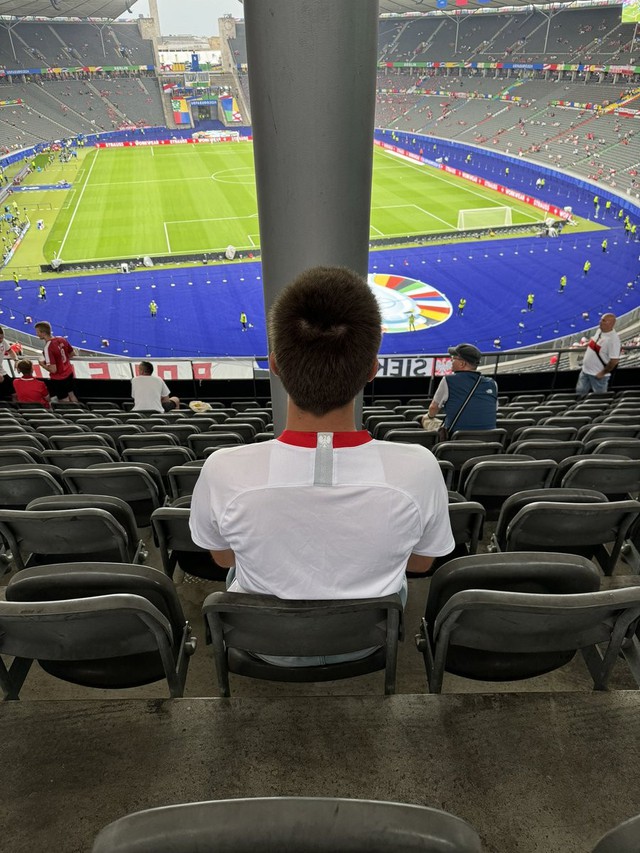 Cực bi hài tại Euro 2024, CĐV bỏ tiền mua vé đến sân nhưng chỉ được ngắm cái cột tròn xoe- Ảnh 1.