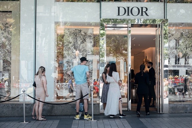 Dior bị doạ tẩy chay sau bê bối sản xuất túi hiệu với giá chỉ 1,4 triệu đồng, vào store gắn tag 70 triệu đồng- Ảnh 1.