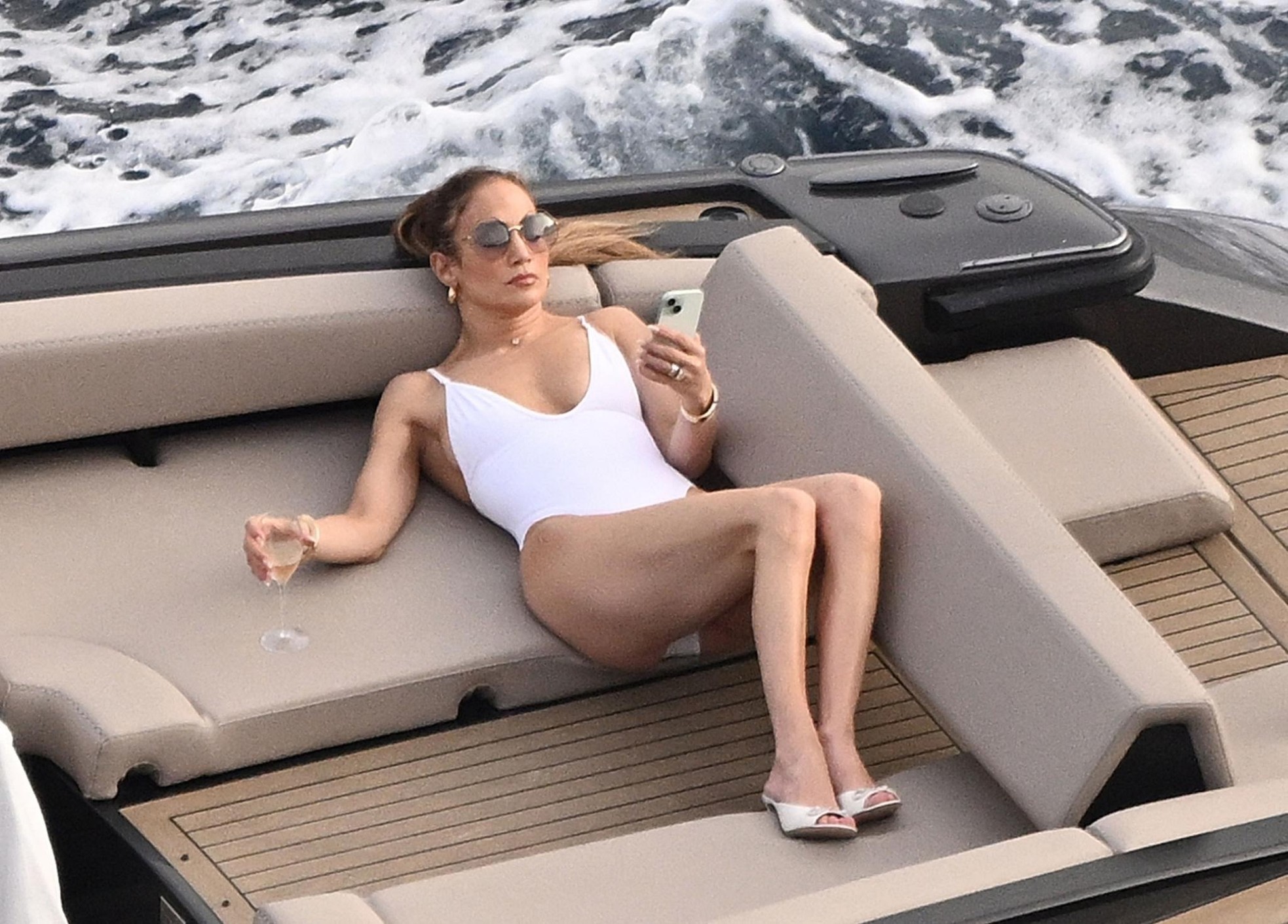 Jennifer Lopez khoe vóc dáng kinh ngạc ở tuổi 55- Ảnh 9.