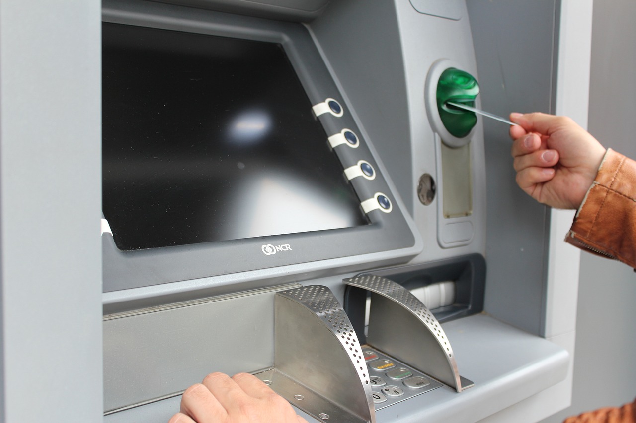 Thấy người đàn ông lảng vảng quanh ATM, ngân hàng báo cảnh sát- Ảnh 1.