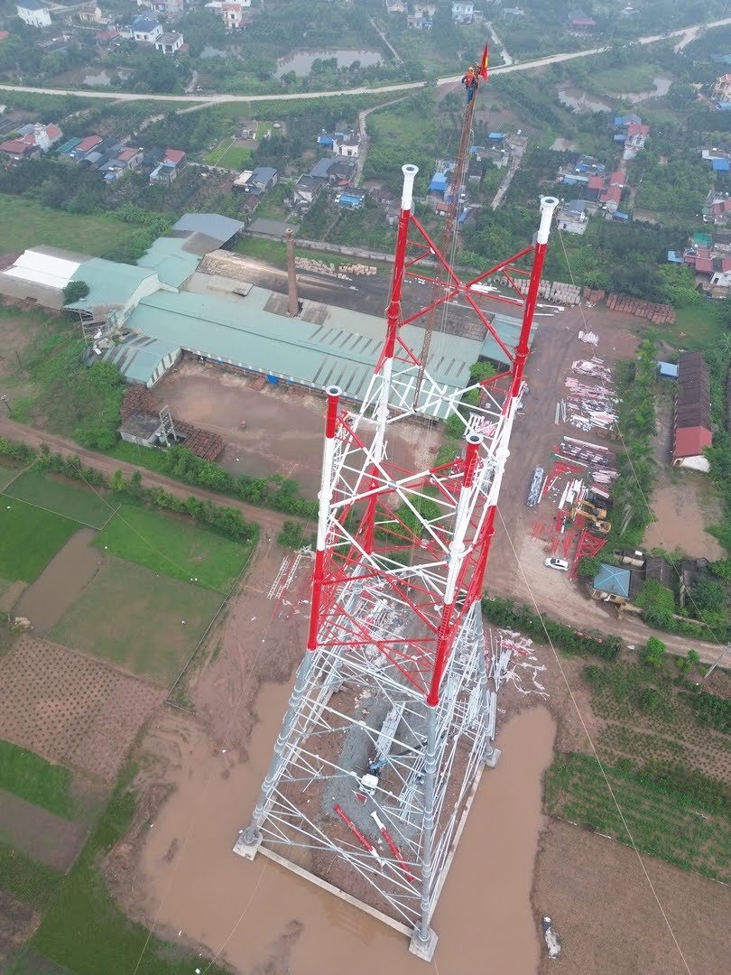 Treo mình giữa không gian thi công cột điện cao 145m kéo đường dây 500kV mạch 3 vượt sông Hồng- Ảnh 2.