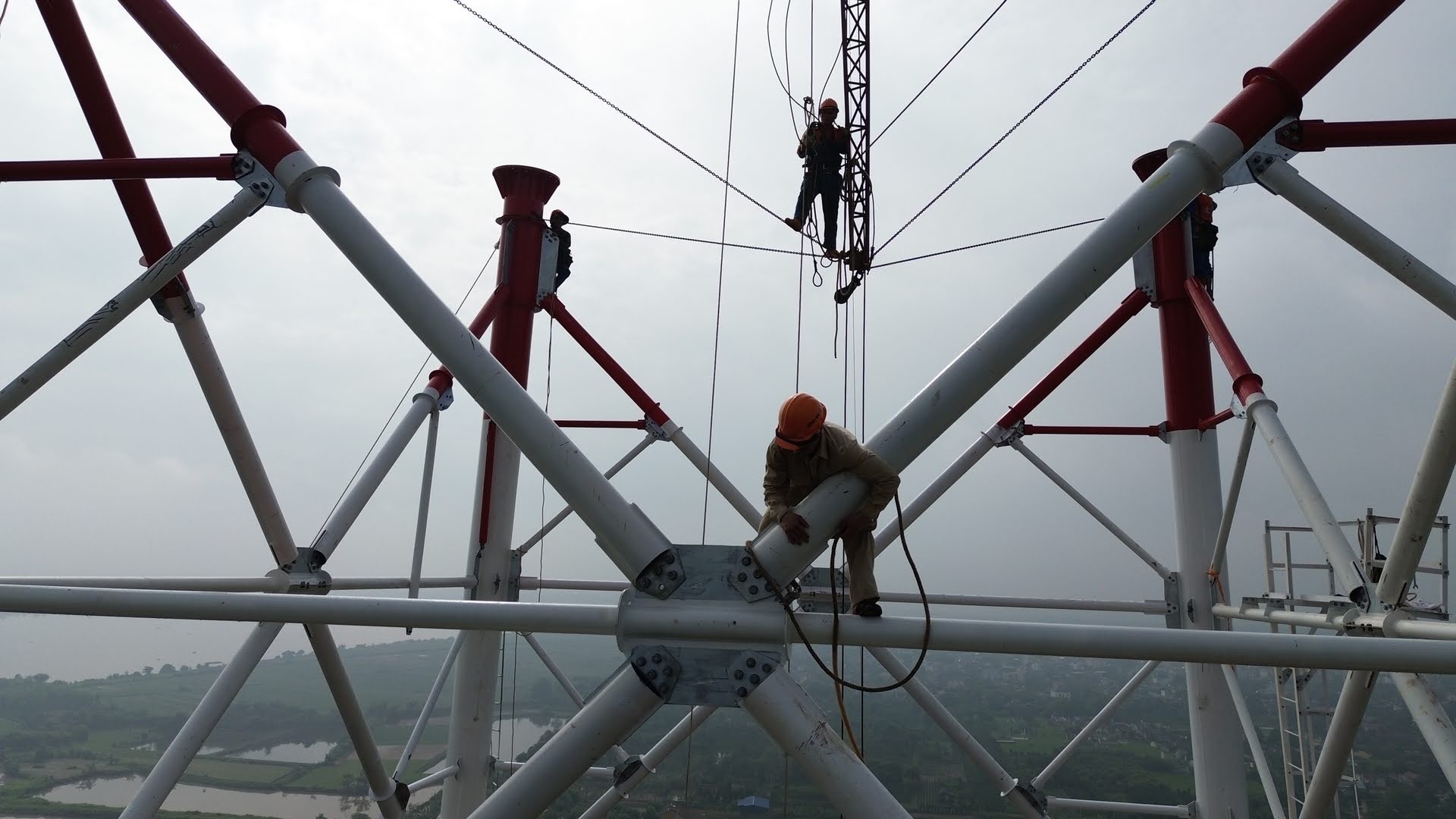 Treo mình giữa không gian thi công cột điện cao 145m kéo đường dây 500kV mạch 3 vượt sông Hồng- Ảnh 9.