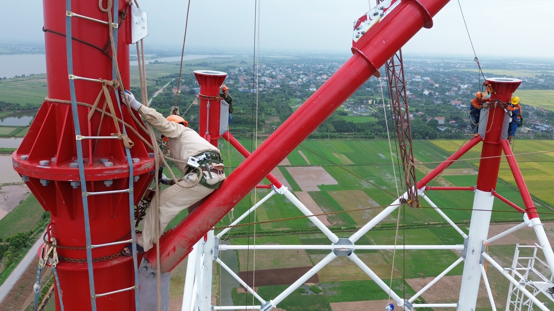 Treo mình giữa không gian thi công cột điện cao 145m kéo đường dây 500kV mạch 3 vượt sông Hồng- Ảnh 7.