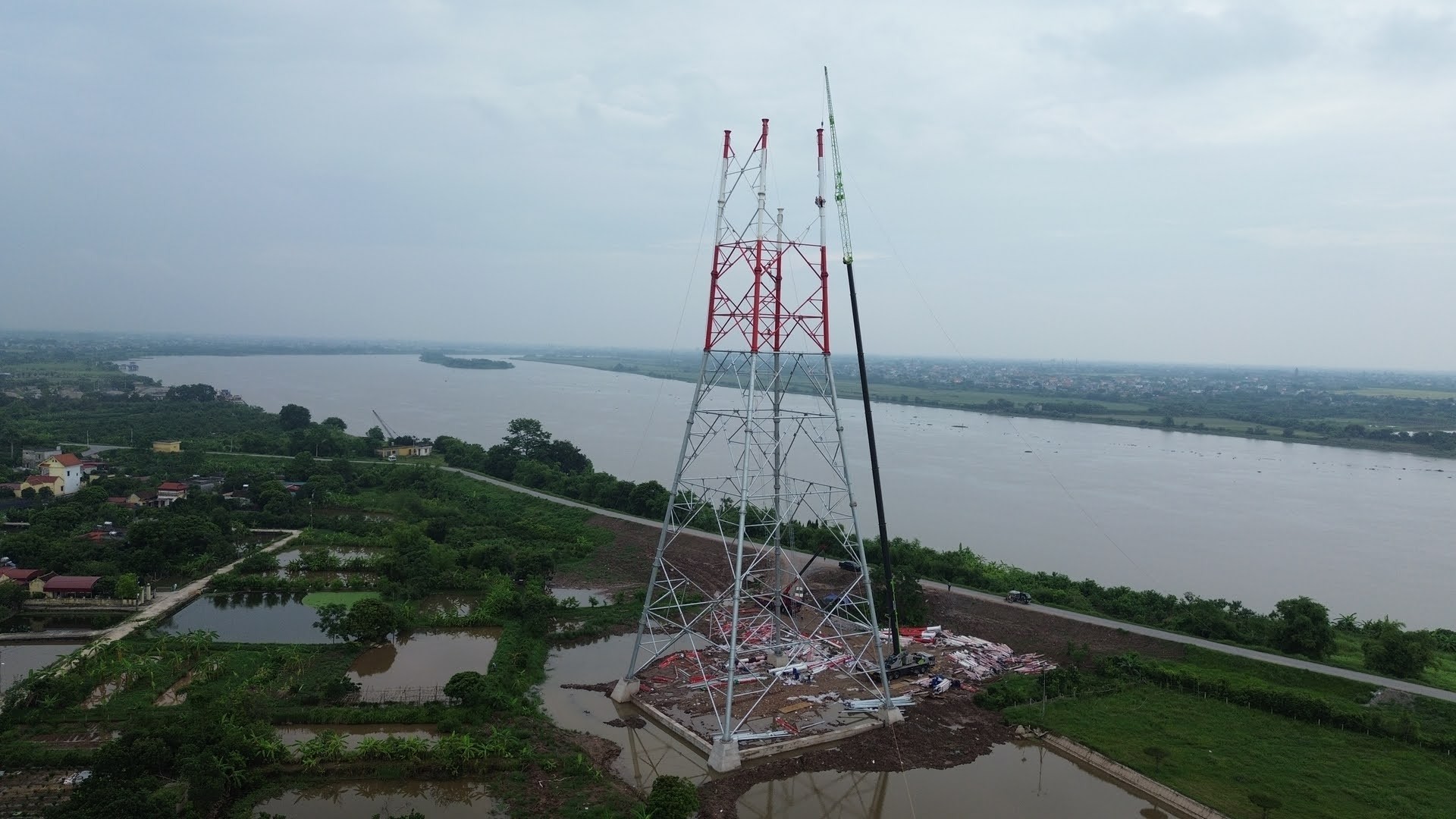 Treo mình giữa không gian thi công cột điện cao 145m kéo đường dây 500kV mạch 3 vượt sông Hồng- Ảnh 1.