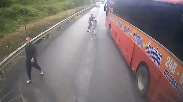 VIDEO: Nhóm người trên xe khách chặn xe tải, đánh tài xế trên cao tốc- Ảnh 1.