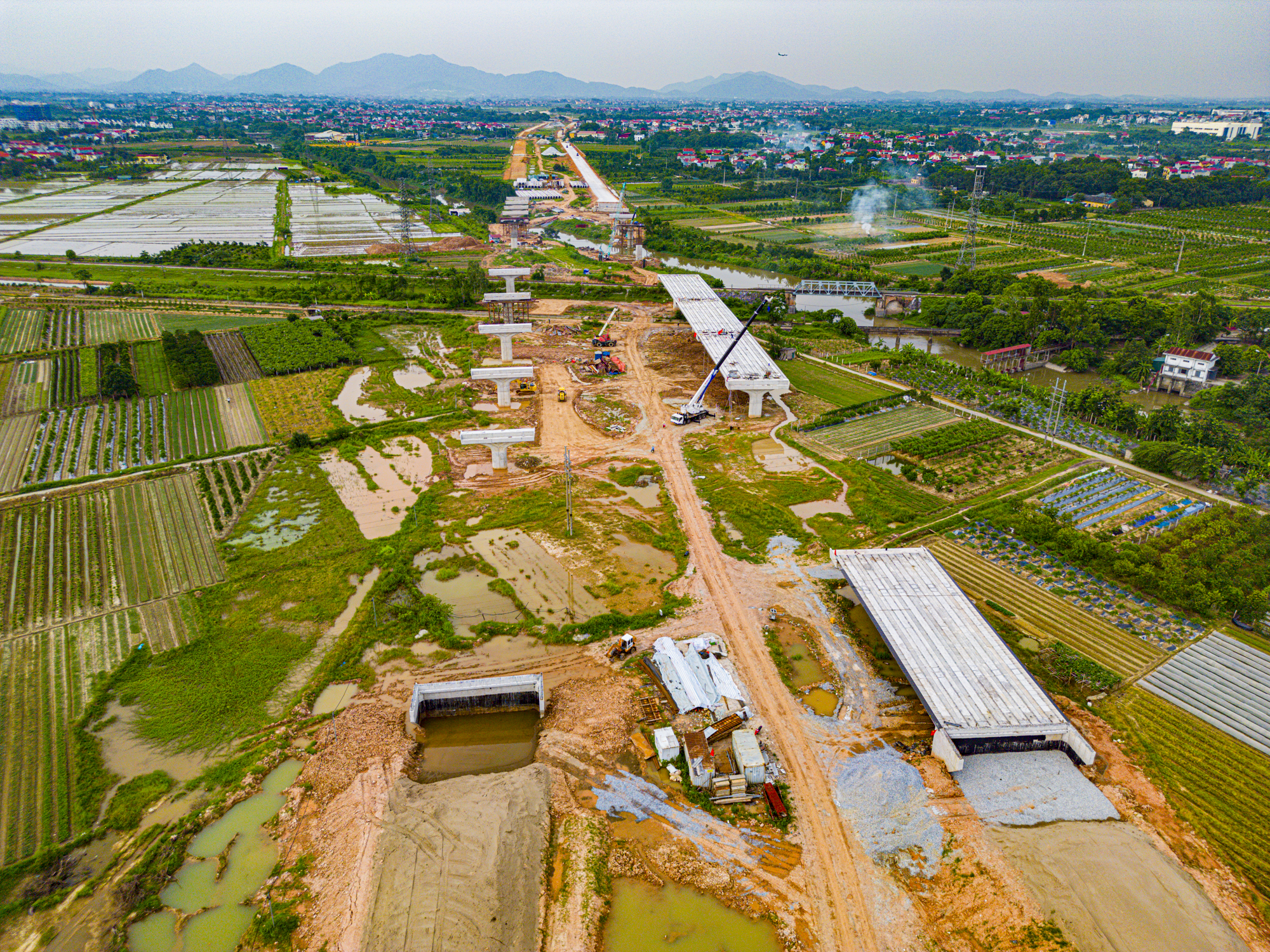 Toàn cảnh dự án Vành đai 4 qua huyện Mê Linh: Tiến độ thần tốc, dự kiến hoàn thành đường song hành sau 6 tháng nữa, chuẩn bị khởi công cầu 10.000 tỷ- Ảnh 10.