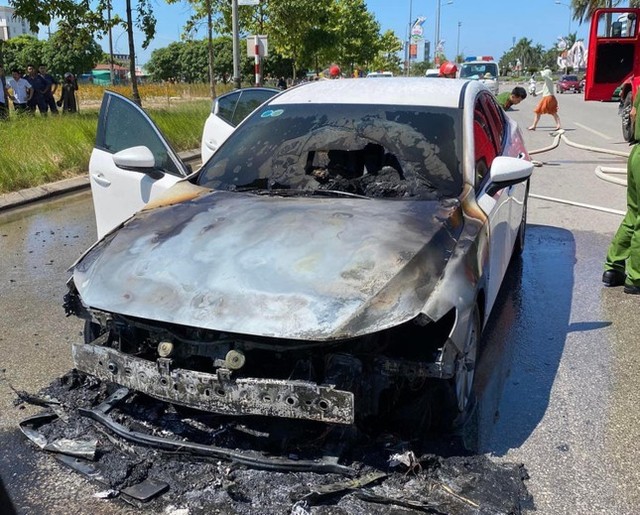 Chủ xe Mazda bốc cháy giữa đường ở Hà Tĩnh: Tôi không có lỗi gì, đại lý phải đền cả chiếc xe- Ảnh 2.