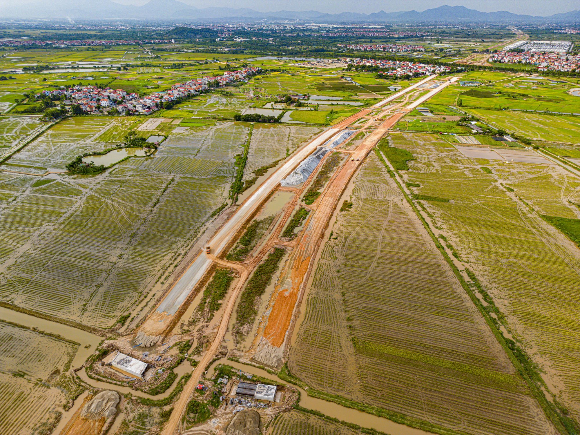 Toàn cảnh dự án Vành đai 4 qua huyện Mê Linh: Tiến độ thần tốc, dự kiến hoàn thành đường song hành sau 6 tháng nữa, chuẩn bị khởi công cầu 10.000 tỷ- Ảnh 6.