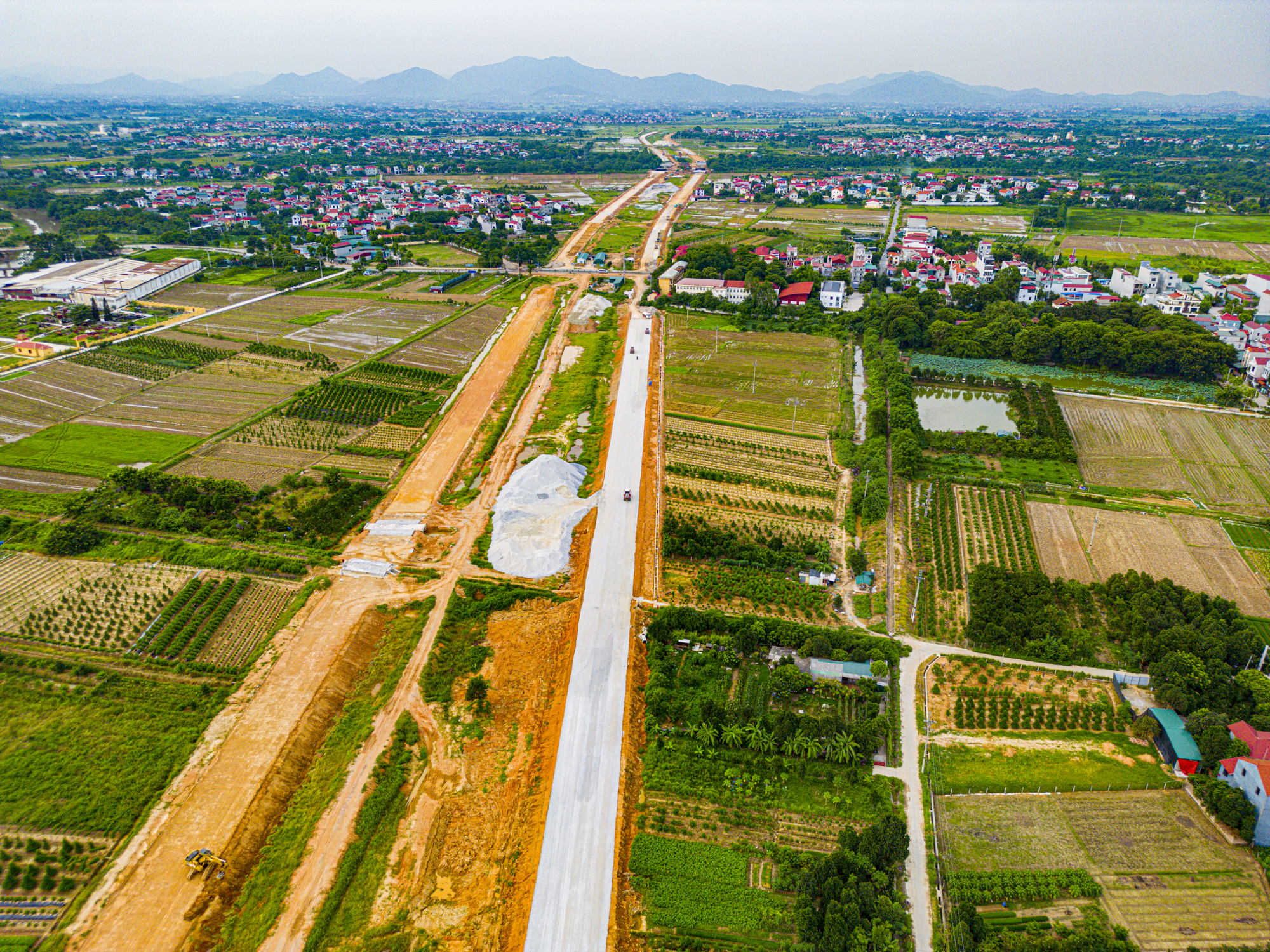 Toàn cảnh dự án Vành đai 4 qua huyện Mê Linh: Tiến độ thần tốc, dự kiến hoàn thành đường song hành sau 6 tháng nữa, chuẩn bị khởi công cầu 10.000 tỷ- Ảnh 9.