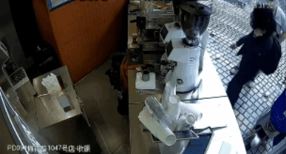 Nam nhân viên tát thẳng mặt và đuổi khách khỏi quán cà phê, dư luận bất ngờ không đứng về phía khách hàng