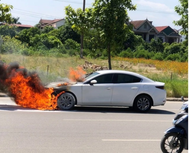 Chủ xe Mazda bốc cháy giữa đường ở Hà Tĩnh: Tôi không có lỗi gì, đại lý phải đền cả chiếc xe- Ảnh 1.