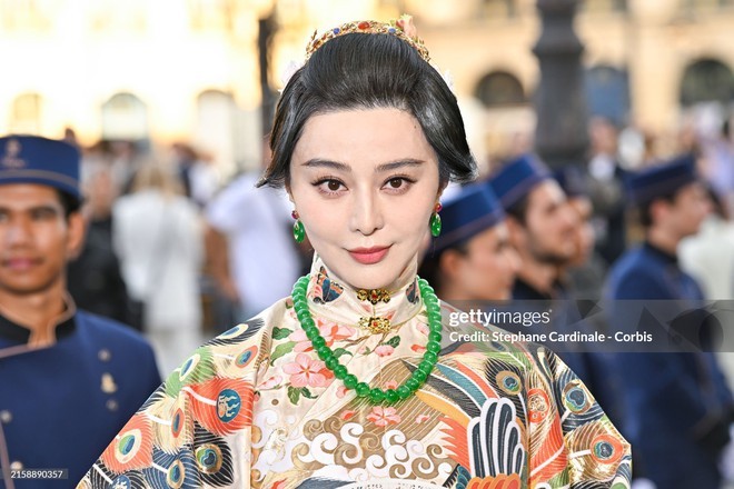 Getty Images bóc visual già dặn của Phạm Băng Băng tại sự kiện Vogue World, so với ảnh tự đăng đúng là khác hẳn- Ảnh 6.