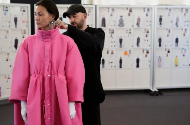 Demna Gvasalia: Nhà cải cách hay sự đạp đổ một di sản đồ sộ mang tên Balenciaga- Ảnh 47.