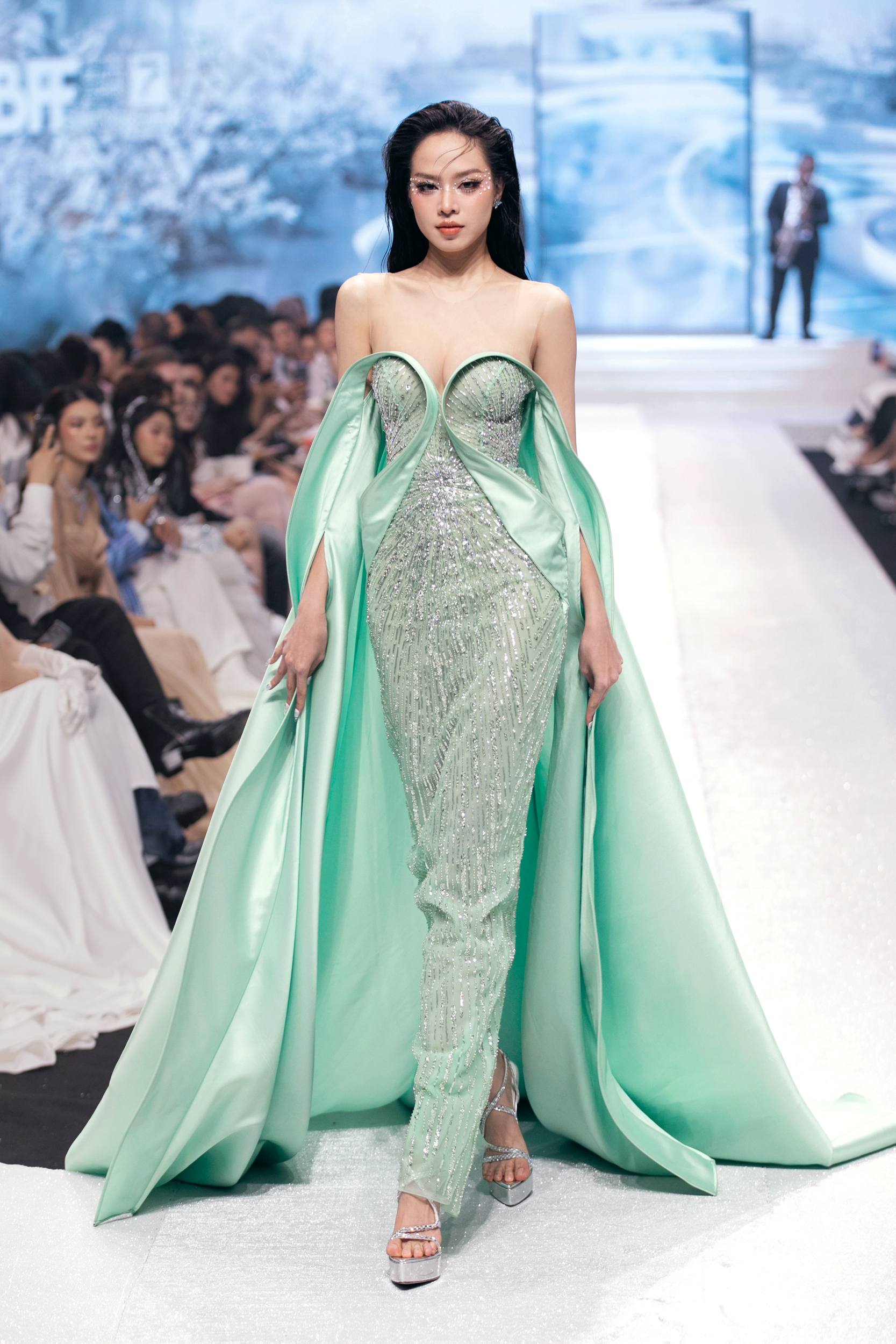 Hoa hậu Bảo Ngọc hóa 'hoa nở trong sương' trong bộ đầm mất 7 ngày đêm để hoàn thành, sử dụng đến 400m vải lưới - Ảnh 2.