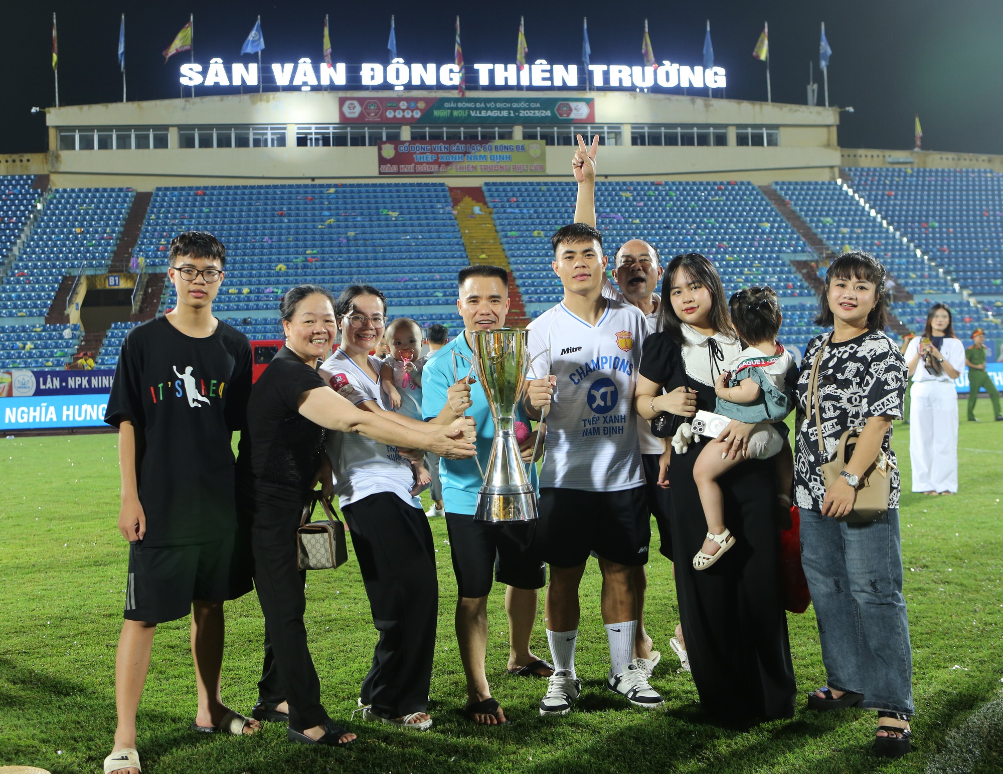 Dàn WAGs đọ sắc trong ngày Nam Định vô địch V.League, gia đình Văn Toàn 