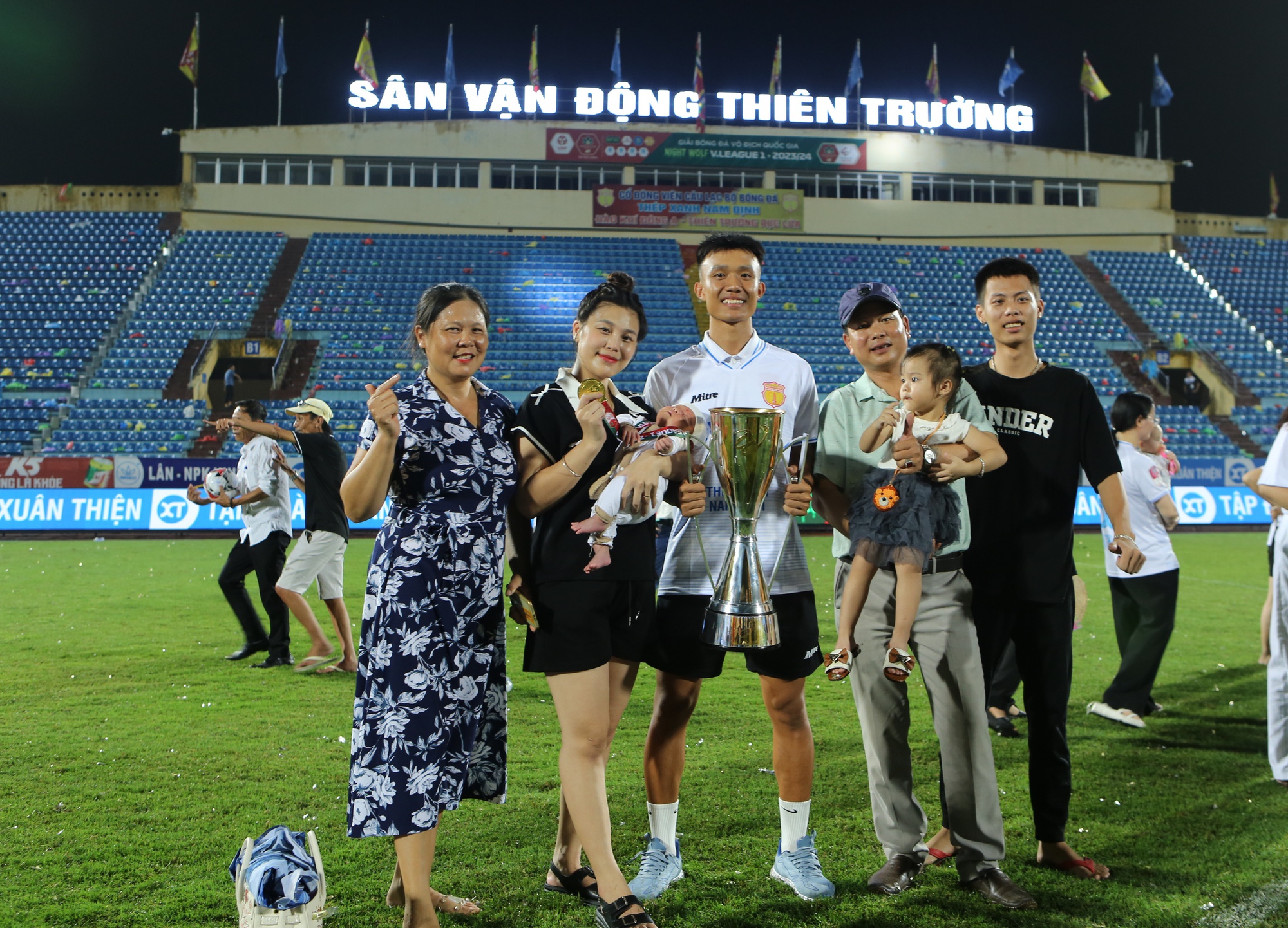 Dàn WAGs đọ sắc trong ngày Nam Định vô địch V.League, gia đình Văn Toàn 