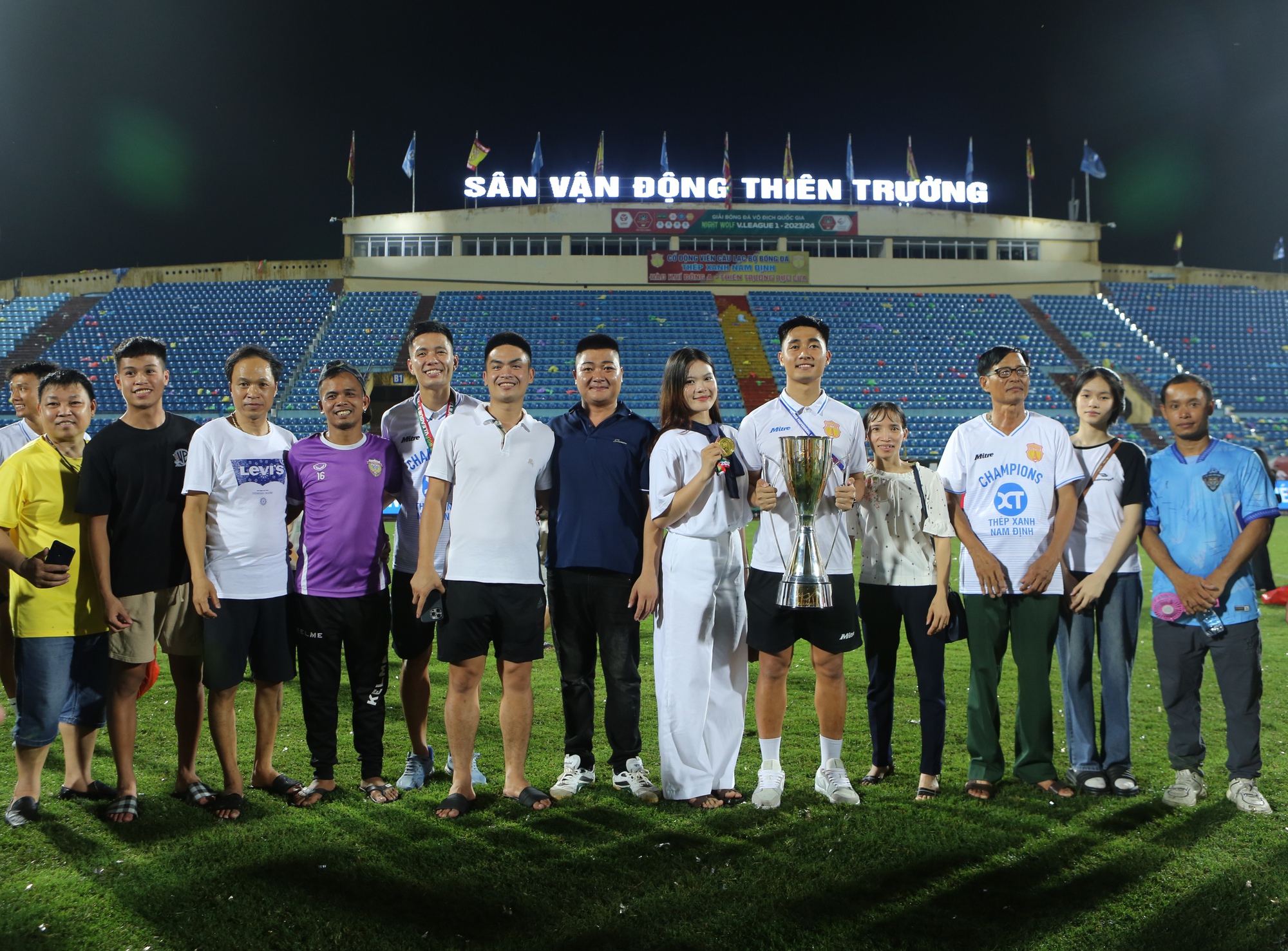 Dàn WAGs đọ sắc trong ngày Nam Định vô địch V.League, gia đình Văn Toàn 