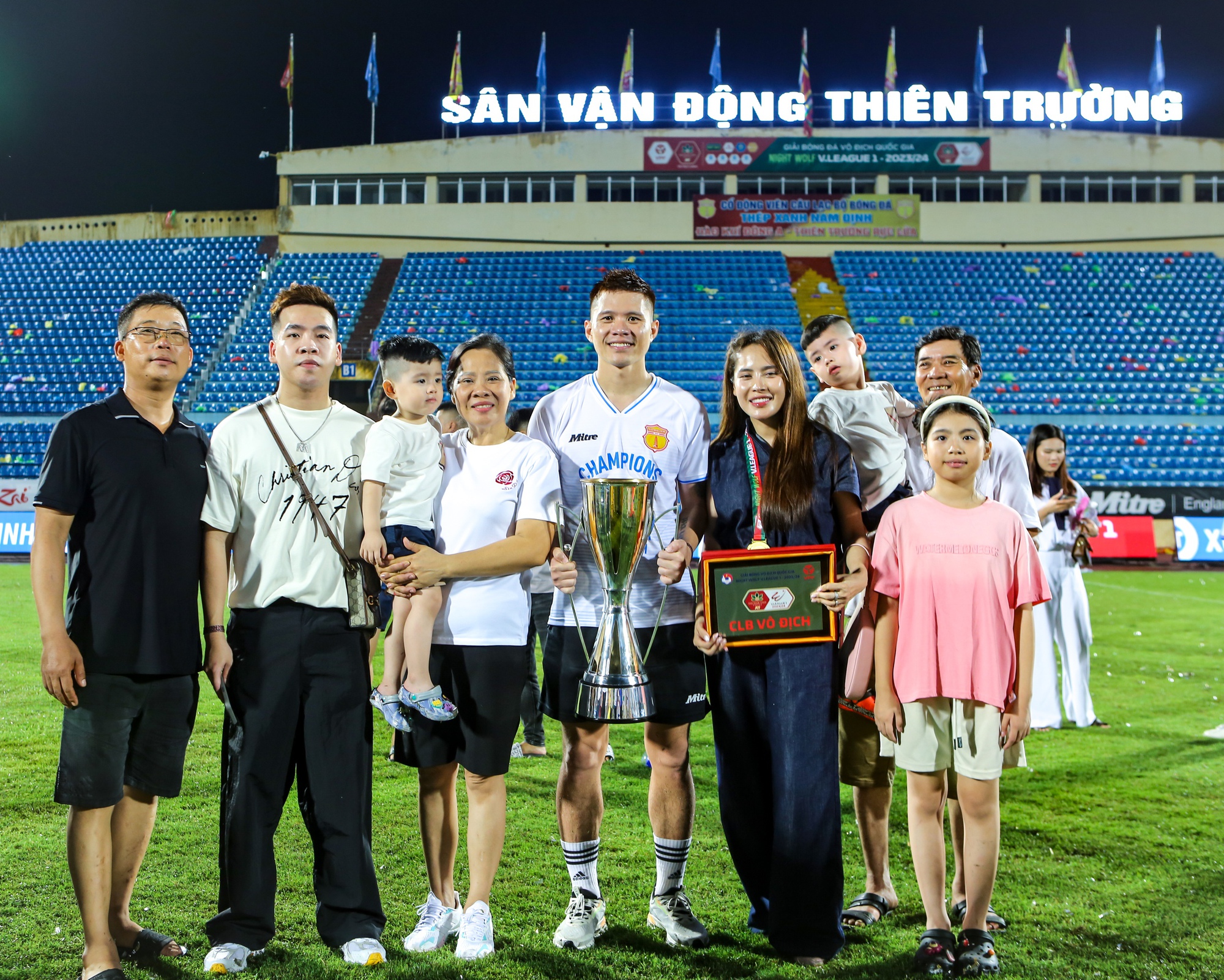 Dàn WAGs đọ sắc trong ngày Nam Định vô địch V.League, gia đình Văn Toàn 