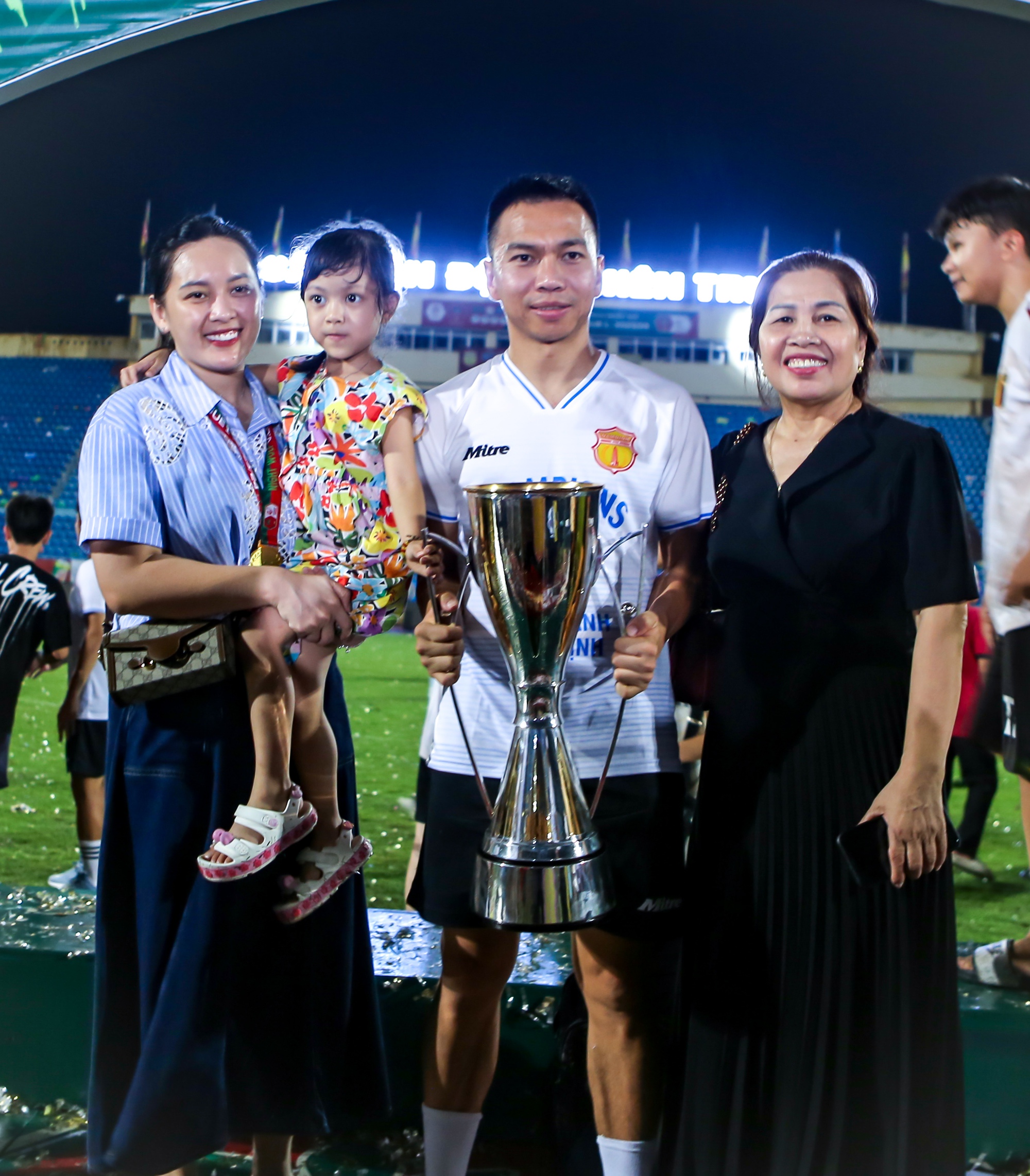 Dàn WAGs đọ sắc trong ngày Nam Định vô địch V.League, gia đình Văn Toàn 