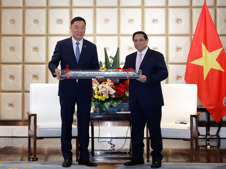 Thủ tướng dự Hội nghị WEF tại Trung Quốc: Loạt dự án cấp bách hàng tỷ USD nào ở Việt Nam được gọi tên?- Ảnh 3.