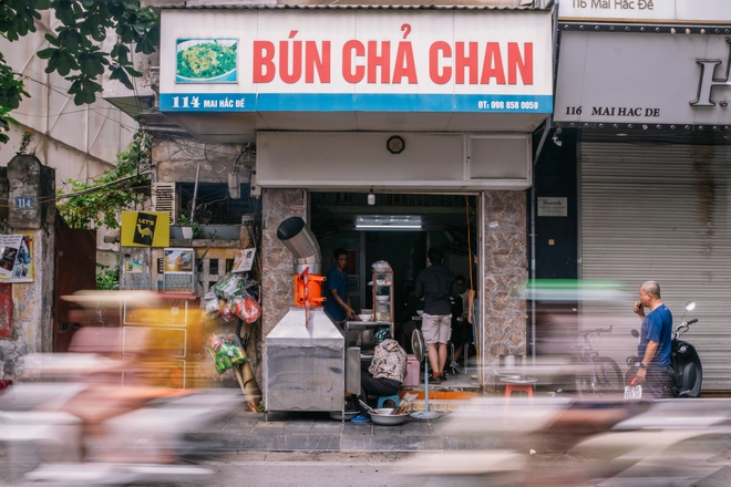 Cận cảnh hàng bún chả chan bí ẩn nhất Michelin Việt Nam 2024: Hương vị ngon hơn mong đợi, vừa lọt top đã hết sạch thức ăn- Ảnh 2.