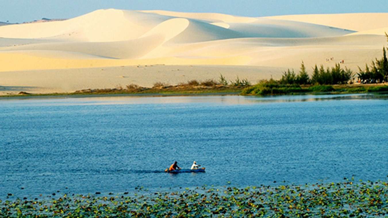 Điểm đến ngay miền Trung mà ngỡ ở nước ngoài: Vừa có hồ nước vừa có sa mạc cát, được ví như 