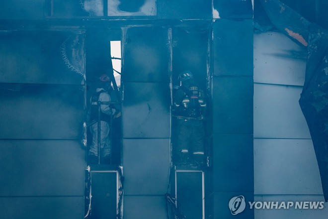 Thảm hoạ cháy nhà máy pin tại Hàn Quốc: 20/22 thi thể tìm thấy là người nước ngoài, chưa thể xác nhận danh tính- Ảnh 1.