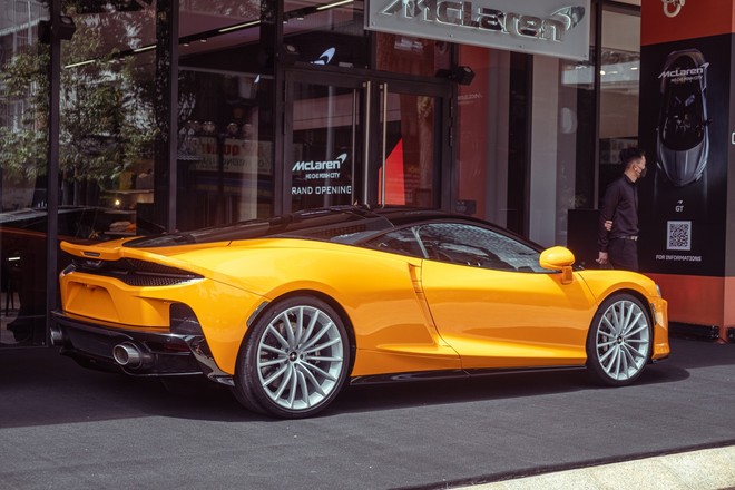 Hot girl 9X đời đầu tặng McLaren GT cho ông xã nhân dịp sinh nhật: Giá không dưới 16 tỷ đồng, là xe chính hãng độc nhất Việt Nam