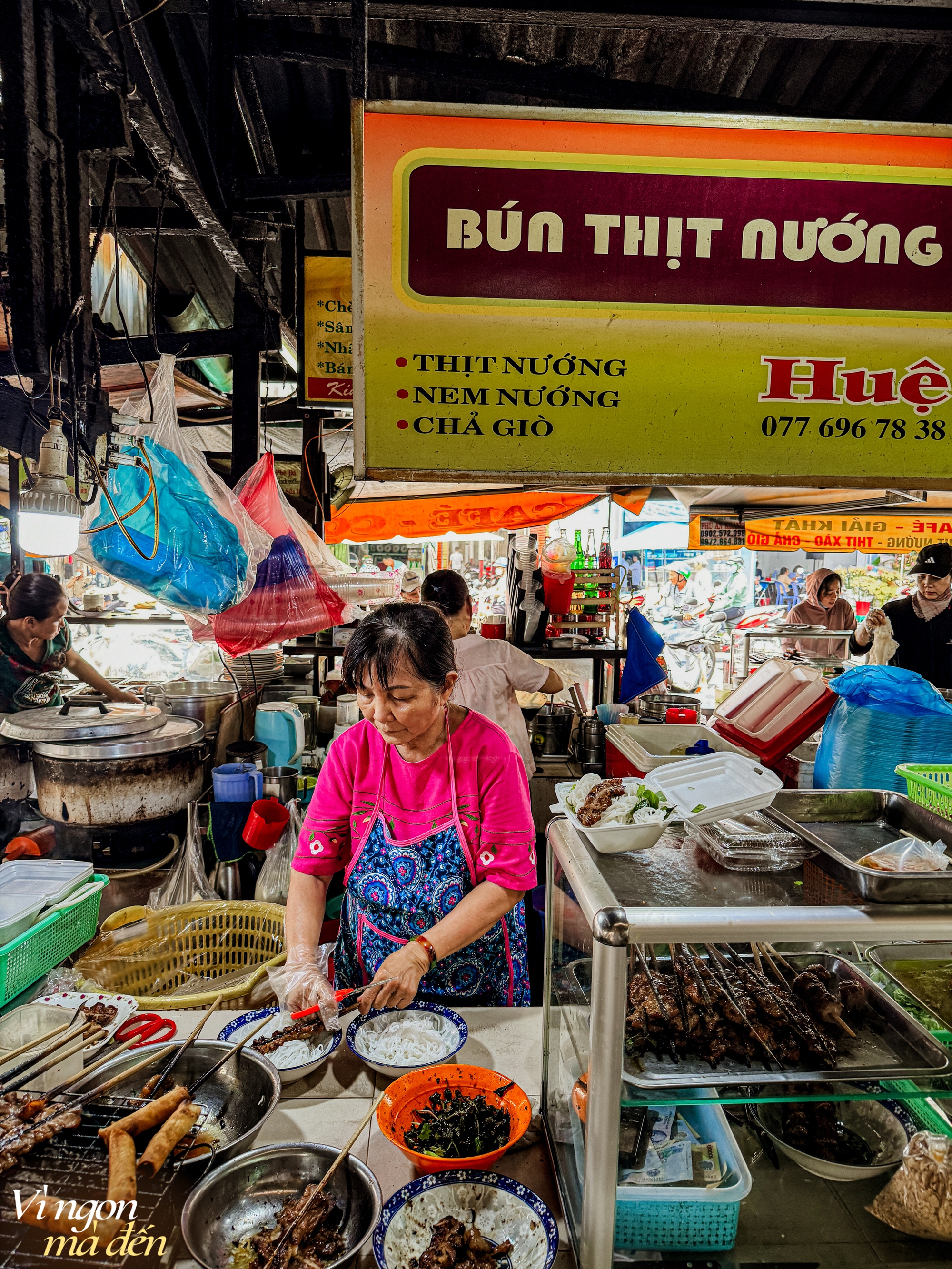 Ẩm thực trong chợ: Quán bún thịt nướng kẹp que tre biến tấu 3 miền tuổi đời gần 70 năm, từ dân văn phòng đến khách nước ngoài đều mê đắm- Ảnh 16.