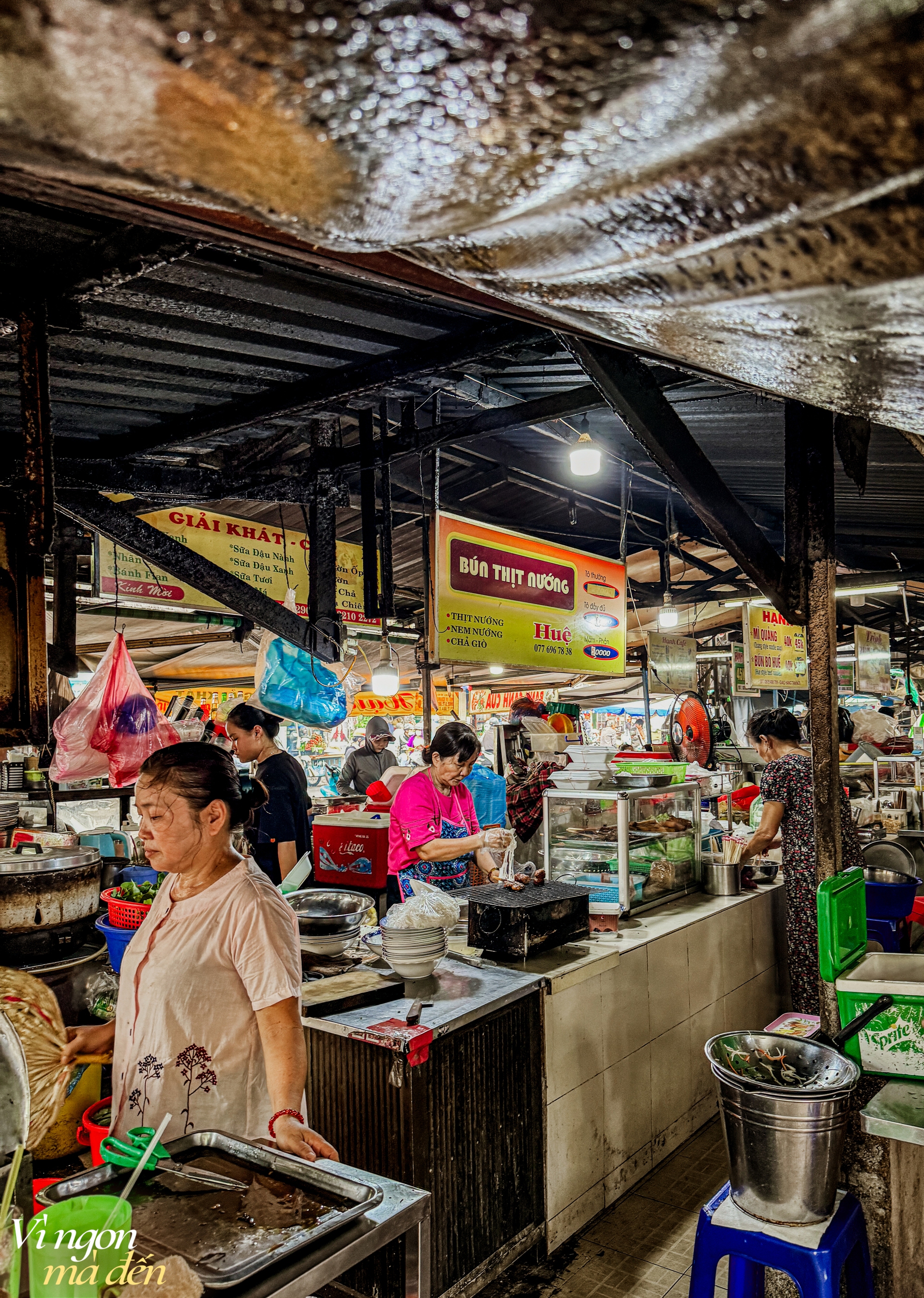 Ẩm thực trong chợ: Quán bún thịt nướng kẹp que tre biến tấu 3 miền tuổi đời gần 70 năm, từ dân văn phòng đến khách nước ngoài đều mê đắm- Ảnh 14.