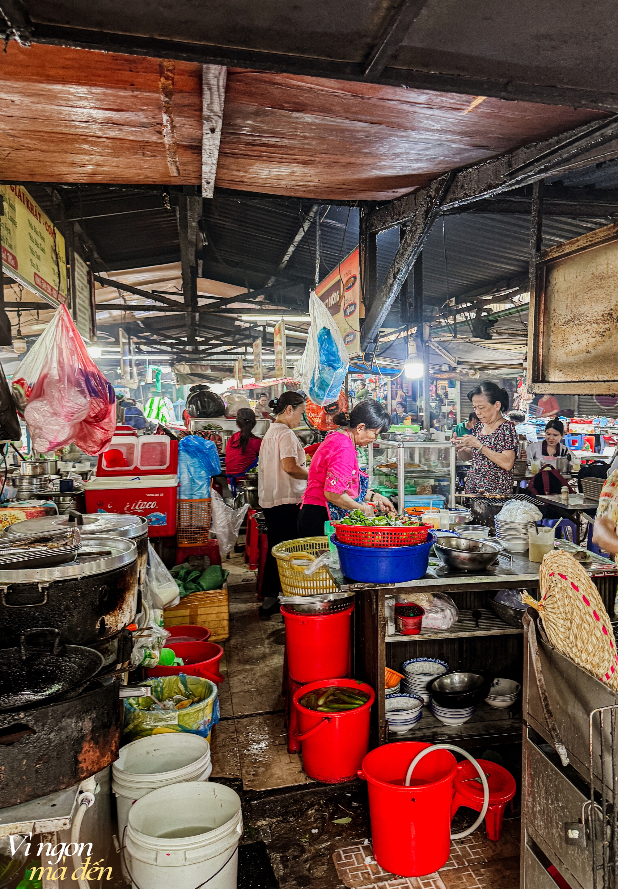 Ẩm thực trong chợ: Quán bún thịt nướng kẹp que tre biến tấu 3 miền tuổi đời gần 70 năm, từ dân văn phòng đến khách nước ngoài đều mê đắm- Ảnh 15.