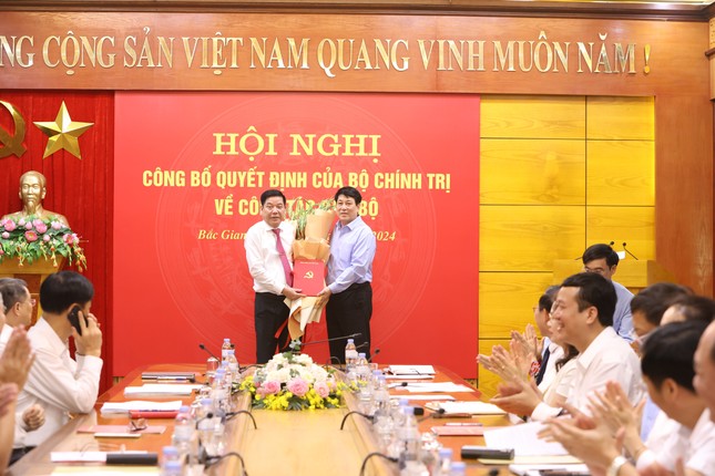 Trung tướng Nguyễn Văn Gấu giữ chức Bí thư Tỉnh ủy Bắc Giang- Ảnh 1.