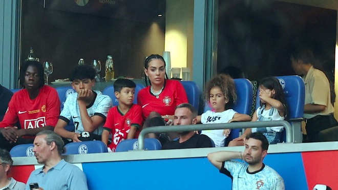 Vợ chưa cưới dắt theo 4 con đến xem Ronaldo thi đấu, thất thần trước những gì được chứng kiến- Ảnh 4.