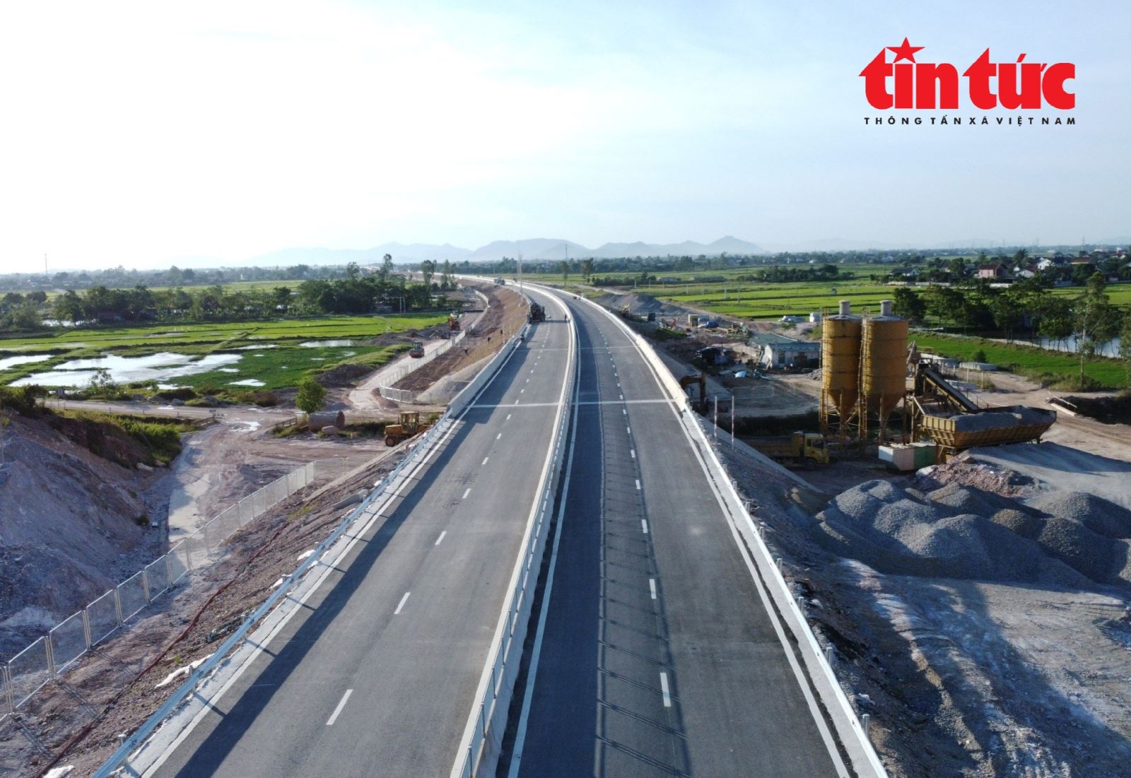 Cao tốc Diễn Châu - Bãi Vọt sẵn sàng thông xe hơn 19 km cuối tuyến- Ảnh 7.