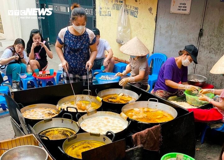 Quán bánh rán mặn hơn 30 năm ở Hồ Tây không biển hiệu vẫn hút khách- Ảnh 1.