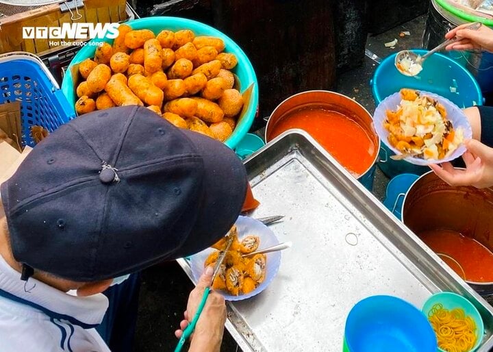 Quán bánh rán mặn hơn 30 năm ở Hồ Tây không biển hiệu vẫn hút khách- Ảnh 2.