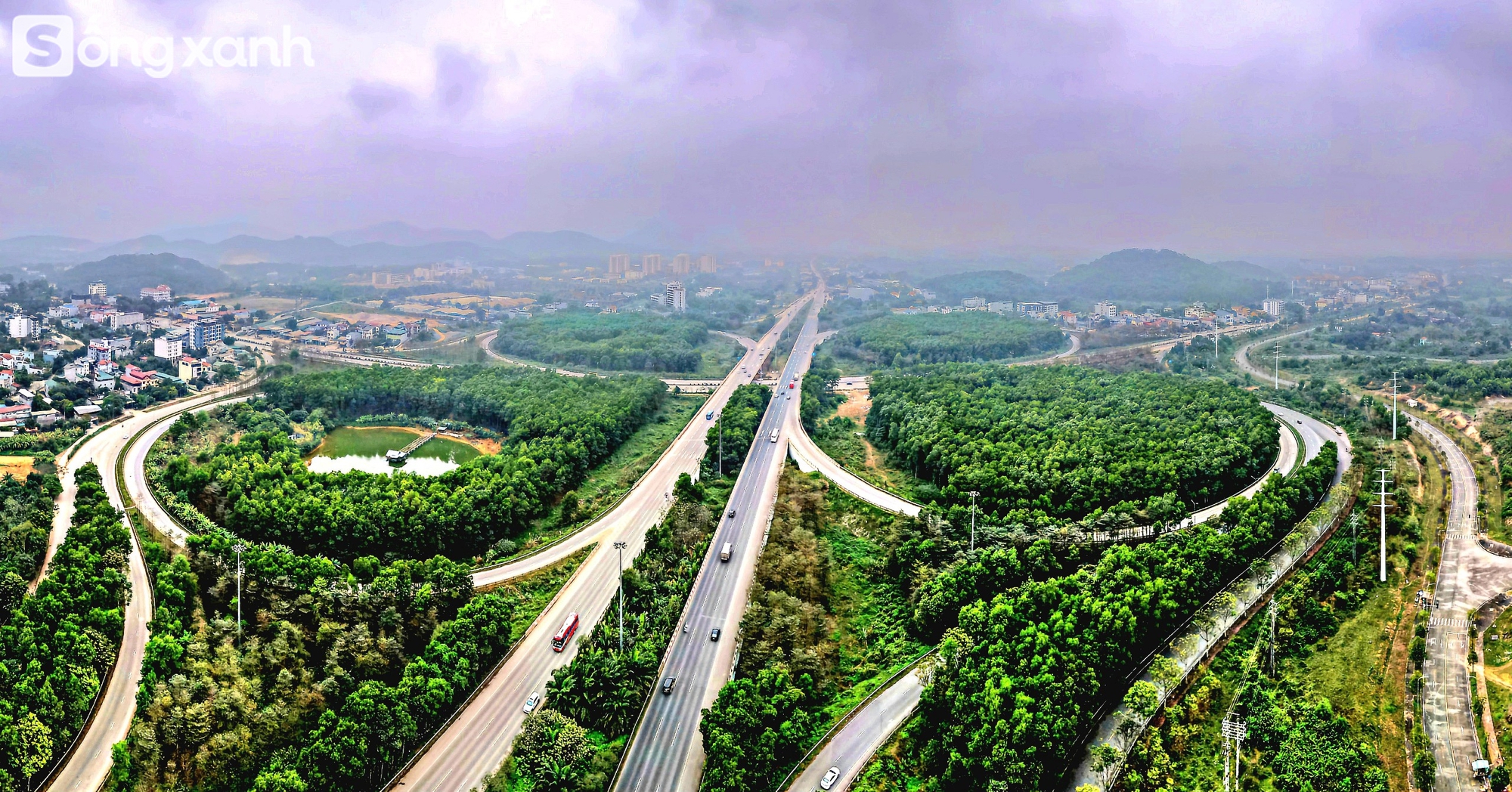 Ngắm 'cánh rừng' xanh bạt ngàn trên Đại lộ 7.500 tỷ đồng rộng tới 16 làn xe, dài và đẹp bậc nhất Việt Nam- Ảnh 11.