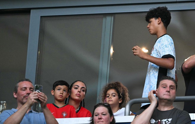 Vợ chưa cưới dắt theo 4 con đến xem Ronaldo thi đấu, thất thần trước những gì được chứng kiến- Ảnh 2.