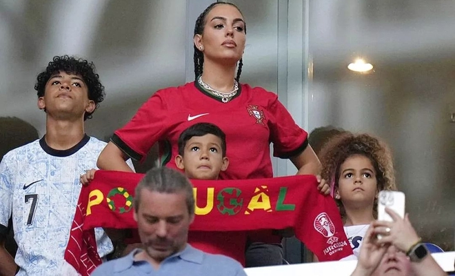 Vợ chưa cưới dắt theo 4 con đến xem Ronaldo thi đấu, thất thần trước những gì được chứng kiến- Ảnh 3.
